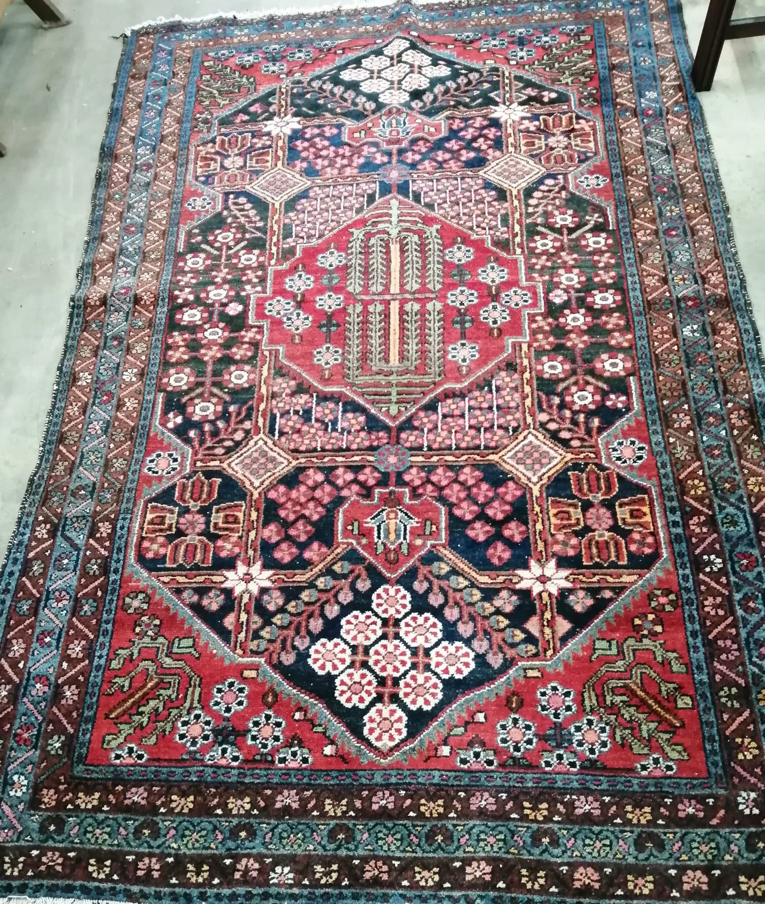 A Persian wool rug, 200 x 125cm